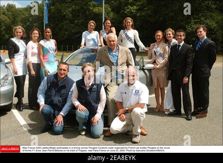 Miss Francia 2004 Laetitia Bleger partecipa ad un corso di guida 'Peugeot Conduire Juste' organizzato dal costruttore automobilistico francese Peugeot sul circuito dell'ex pilota di F1 Jean-Pierre Beltoise sulla sua pista di Trappes, nei pressi di Parigi-Francia il 23 giugno 2004. Foto di Giancarlo Gorassini/ABACA. Foto Stock