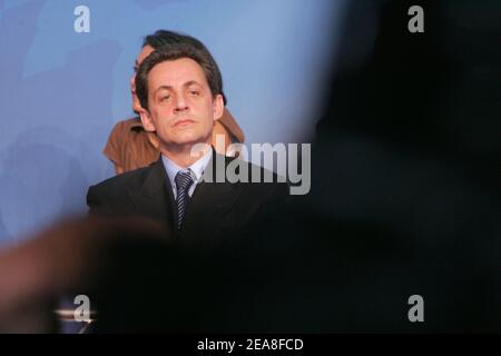 Il Ministro francese dell'Economia Nicolas Sarkozy partecipa al consiglio Nazionale del Partito UMP a Coudray Montceaux-France il 27 giugno 2004. Foto di Mousse/ABACA. Foto Stock