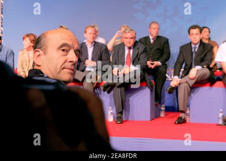 Il Presidente dell'UMP Alain Juppe (L) partecipa al consiglio Nazionale del Partito UMP a Coudray Montceaux-France il 27 giugno 2004, alla presenza del primo Ministro Jean-Pierre Raffarin, Ministro dell'Economia Nicolas Sarkozy, Segretario Generale dell'UMP Francois Baroin. Foto di Mousse/ABACA. Foto Stock