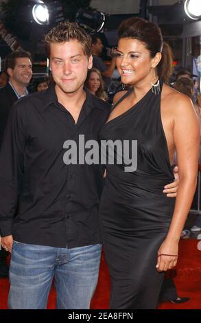 Lance Bass e Jennifer Gimenez partecipano alla prima -Anchorman- al Mann's Chinese Theatre di Hollywood. Los Angeles, 28 giugno 2004. Foto di Lionel Hahn/ABACA Foto Stock