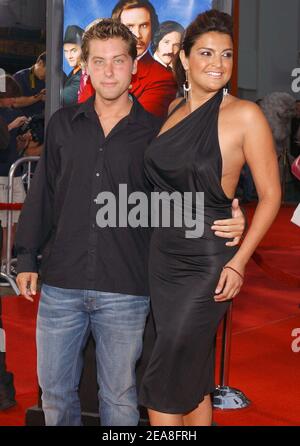 Lance Bass e Jennifer Gimenez partecipano alla prima -Anchorman- al Mann's Chinese Theatre di Hollywood. Los Angeles, 28 giugno 2004. Foto di Lionel Hahn/ABACA Foto Stock