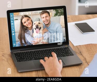 Millennial lady che comunica con i suoi amici o la sua famiglia sul laptop durante la quarantena del coronavirus. Videochiamata online Foto Stock