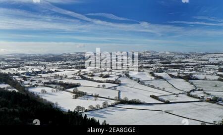 Shropshire Hills, Inghilterra, Regno Unito. 8 Febbraio 2021. Una spruzzata di neve dalla tempesta Darcy dipinge il pittoresco paesaggio bianco vicino a Wenlock Edge nello Shropshire. Credit: Sam Bagnall/Alamy Live News Foto Stock