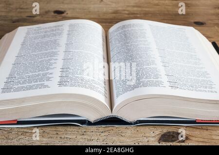 Primo piano del libro di riferimento hardback di Oxford Thesaurus aperto su un vecchio tavolo di legno Foto Stock