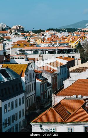 Vista in alta prospettiva del centro di Cascais vicino a Lisbona in Portogallo. Piccoli e pittoreschi vicoli pedonali con edifici imbiancati Foto Stock