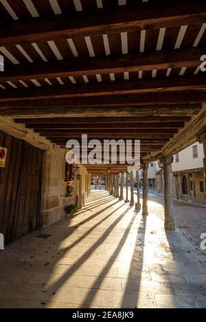 la storica adobe, strade porticate di Ampudia, provincia Palencia, Spagna Foto Stock