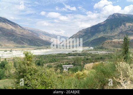 La valle del fiume Drino in estate, basso livello dell'acqua. Albania, Distretto di Tepelene, Europa. Foto Stock