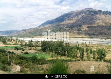 La valle del fiume Drino in estate, basso livello dell'acqua. Albania, Distretto di Tepelene, Europa. Foto Stock