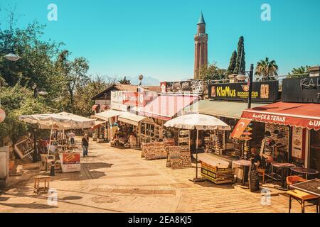 Il minareto Yivli è uno dei principali monumenti architettonici della città vecchia di Antalya. Concetto di provincia di Turchia e Anatolia Foto Stock