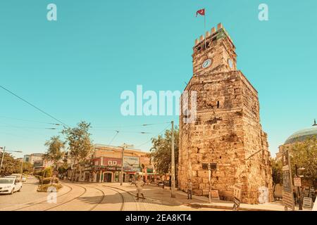 03 settembre 2020, Antalya, Turchia: Città vecchia Kaleici vista panoramica con Torre dell'Orologio. Località turistica di Antalya Foto Stock