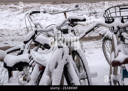 Biciclette nella neve ad Amsterdam Paesi Bassi 7-2-2021 Foto Stock