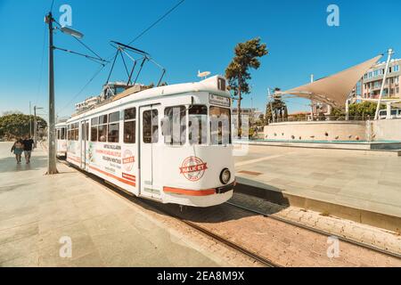03 settembre 2020, Antalya, Turchia: Tram retrò per le strade di Antalya. Tram come parte del trasporto pubblico urbano Foto Stock