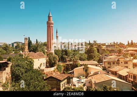 Il minareto Yivli è uno dei principali monumenti architettonici della città vecchia di Antalya. Concetto di provincia di Turchia e Anatolia Foto Stock