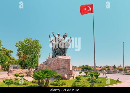 03 settembre 2020, Antalya, Turchia: Monumento equestre ad Ataturk e la bandiera turca sul flagpole. Patriottismo e amore per la Patria concidano Foto Stock