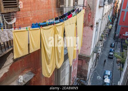 Vista su Napoli, Napoli in Italia, la capitale regionale della Campania e la terza città d'Italia per grandezza, intorno a Via Toledo Foto Stock