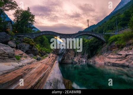 Ponte in pietra a doppio arco a Lavertezzo, Svizzera Foto Stock