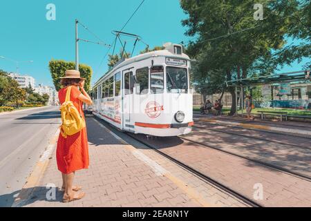 03 settembre 2020, Antalya, Turchia: Una donna passeggero alla fermata dell'autobus aspetta l'arrivo del tram sulla strada della città di Antalya. Il Foto Stock