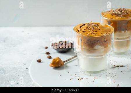 Caffè Dalgona. Bevanda fredda di tendenza cremosa e soffice montata con schiuma di caffè e latte. Drink alla moda durante il Covid-19 città chiusa e auto quarantena Foto Stock
