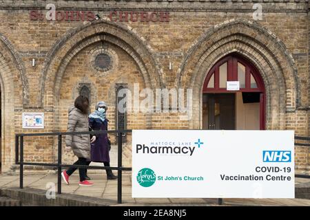 Londra, Regno Unito. 8 Feb 2021. Un centro di vaccinazione Covid-19 nella Chiesa di St JohnÕs a Ealing, Londra. Il centro è collegato e gestito dalla vicina Foto Stock