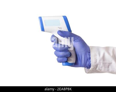 La mano del medico in un guanto medico tiene un termometro a infrarossi su uno sfondo bianco, isolare. Il concetto di aumentare la temperatura corporea in caso di d Foto Stock