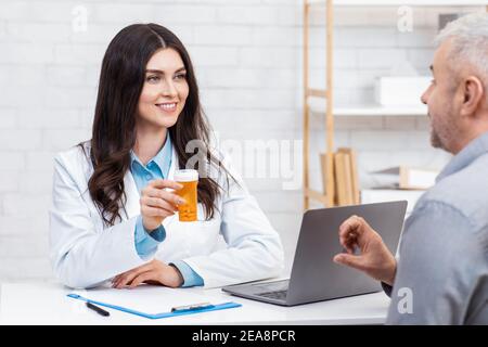 Offerta dal medico, trattamento di farmaci, antidolorifici, antibiotici e antidepressivi Foto Stock