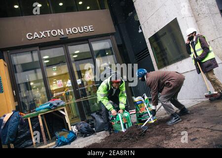 Londra, Regno Unito. 8 febbraio 2021. Stop HS2 manifestanti creare un tunnel mock-up presso il Health and Safety Executive, Londra, Regno Unito. L'agenzia è responsabile di garantire la salute e la sicurezza dello sfratto di Piazza Euston, che i manifestanti dicono non sicuro, l'8 febbraio 2021. Il campo anti HS2 continua ad essere liquidato (per creare un'area di parcheggio temporanea) dai Bailiffs (del National Enforcement Team, NET, una filiale del High Court Enforcement Group) presso la stazione di Euston. Tutti i dimostranti sopra terra sono stati eliminati e ora stanno spregando di scavare intorno ai tunnel. Credito: Denise Laura Baker/ Foto Stock