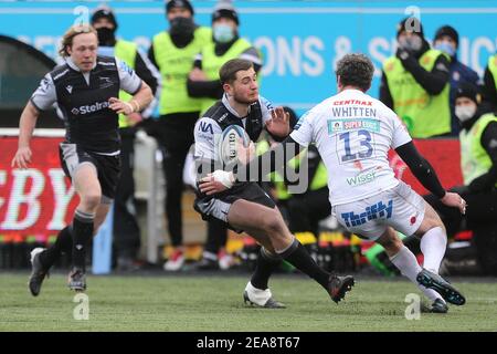 NEWCASTLE UPON TYNE, INGHILTERRA. 7 FEBBRAIO: Ben Stevenson dei Newcastle Falcons in azione con Ian Whitten di Exeter Chiefs durante la partita di premiership di Gallagher tra Newcastle Falcons e Exeter Chiefs a Kingston Park, Newcastle, domenica 7 febbraio 2021. (Credit: Mark Fletcher | MI News) Credit: MI News & Sport /Alamy Live News Foto Stock