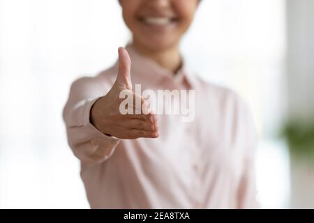 Felice dipendente dell'ufficio che dà la mano per scuotere Foto Stock