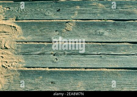 Primo piano di tavole di legno usurate che formano un percorso a. la spiaggia Foto Stock