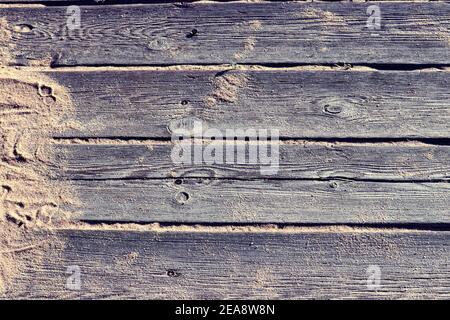 Primo piano di tavole di legno usurate che formano un percorso a. la spiaggia Foto Stock