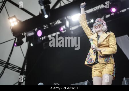 Karen o of Yeah Yeah Yeahs si esibisce dal vivo sul palco come parte del festival Latitude 2013 a Suffolk, Inghilterra Foto Stock