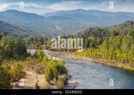 Kopruray o valle del fiume koprulu con montagne e rocce Taurus, Turchia. Famoso per i suoi punti di rafting Foto Stock