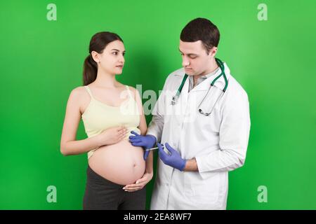 Concetto di famiglia neonato. Una donna incinta con la mano di un medico per vaccinare, infermiera vaccinare giovane ragazza che ha un bambino o giovane che si sviluppa in th Foto Stock