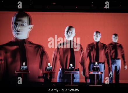 Kraftwerk ha eseguito il loro spettacolo in 3D dal vivo sul palco come parte del festival Latitude 2013 a Suffolk, Inghilterra Foto Stock