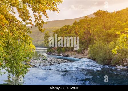 Kopruray o valle del fiume koprulu con montagne e rocce Taurus, Turchia. Famoso per i suoi punti di rafting. Ruscello rapide in primo piano Foto Stock