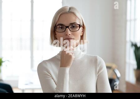 Immagine di un leader aziendale serio in posa in un ufficio moderno Foto Stock
