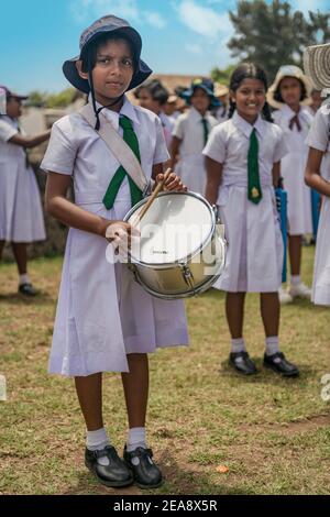Un gruppo scolastico delle ragazze dello Sri Lanka si pratica mentre si esibiscono per i turisti a Galle Fort nello Sri Lanka meridionale. Foto Stock