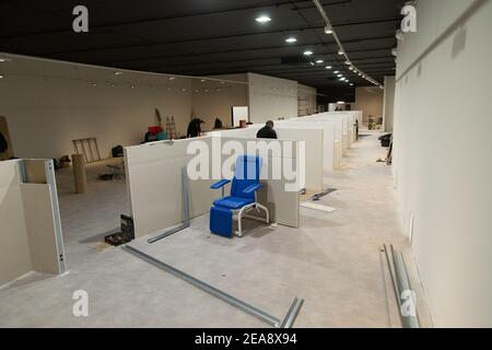 Roma, Italia. 8 febbraio 2021. Vista della messa a punto del nuovo grande spazio per le vaccinazioni anti Covid-19 all'interno dell'Auditorium 'Ennio Morricone' di Roma, Italia, l'8 febbraio 2021. (Foto di Matteo Nardone/Pacific Press/Sipa USA) Credit: Sipa USA/Alamy Live News Foto Stock