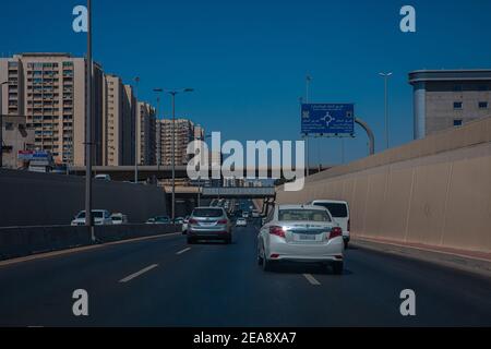 Una veduta degli edifici e delle case sauditi sulle strade Jeddah Arabia Saudita 2020 Foto Stock