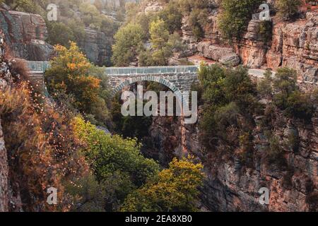 Antico ponte ad arco sulla gola del fiume Kopruray nel Parco Nazionale di Koprulu in Turchia. Vista panoramica del canyon Foto Stock