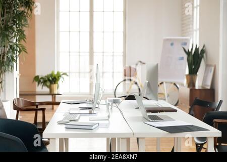 Spazio vuoto in ufficio per piccoli team che lavorano insieme Foto Stock