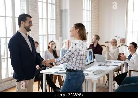 Il team leader ringrazia il miglior dipendente per i risultati ottenuti Foto Stock