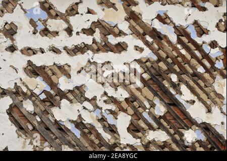 Il vecchio muro incrinato della casa abbandonata sfondo Foto Stock