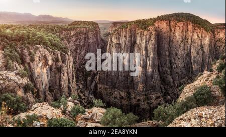 Grandioso e affascinante canyon di Tazi in Turchia all'alba. Una famosa attrazione turistica e un luogo ideale per scattare foto e fare escursioni in montagna. Foto Stock