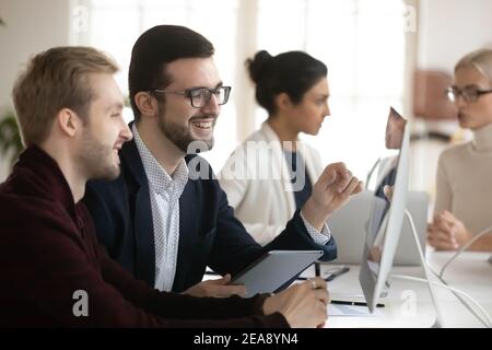 Felice uomini di affari leader che hanno videochiamata o intervista Foto Stock