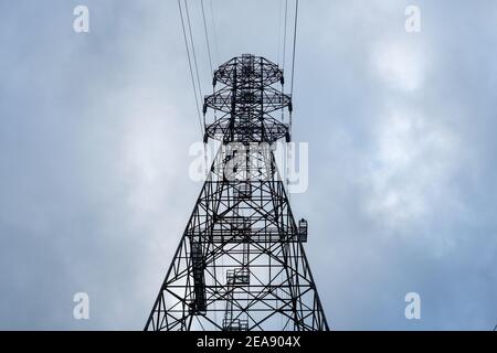 Linea elettrica aerea per la trasmissione di elettricità Foto Stock