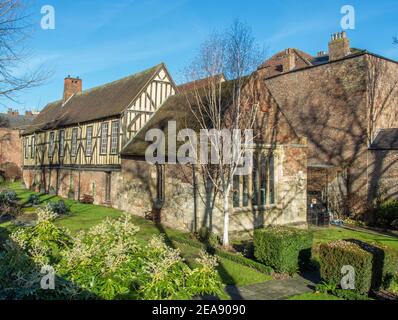 York, Yorkshire, UK, 01/02/2021 - i mercantili avventurieri sala alla luce del sole con le ombre degli alberi. Foto Stock