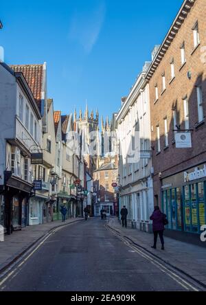 York, Yorkshire, UK, 01/02/2021 - UNA tranquilla Petergate a York con poche persone sulla strada che guarda verso York Minster. Foto Stock