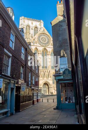 York, Yorkshire, UK, 01/02/2021 - Minster Gates una strada fuori Low Petergate a York guardando verso York Minster Rose window. Foto Stock