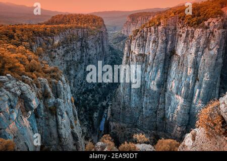 Una grande e pittoresca gola nel canyon di Tazi in Turchia, ai raggi del sole nascente. Una nota attrazione turistica e un luogo di recre attivo Foto Stock